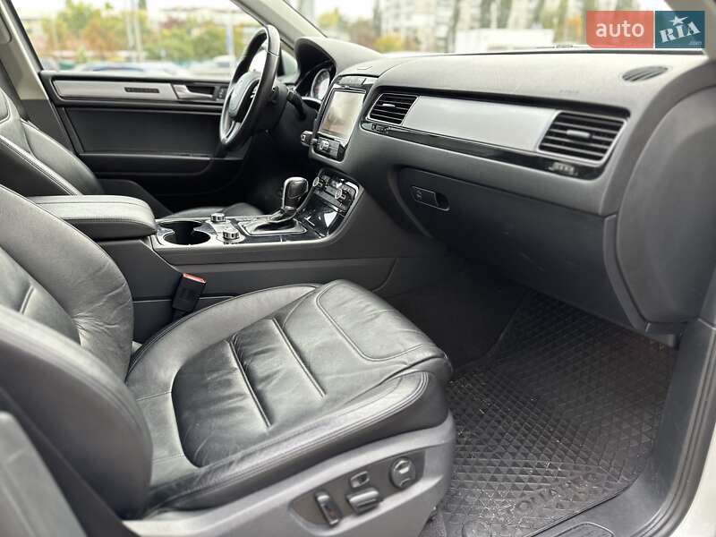 Позашляховик / Кросовер Volkswagen Touareg 2010 в Києві