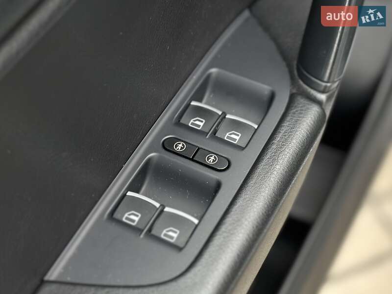 Позашляховик / Кросовер Volkswagen Touareg 2010 в Києві