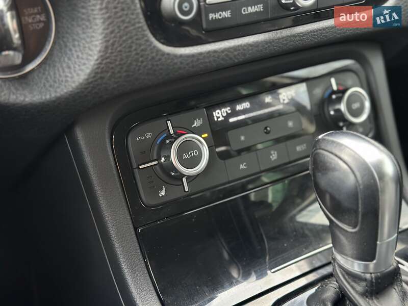 Позашляховик / Кросовер Volkswagen Touareg 2010 в Києві