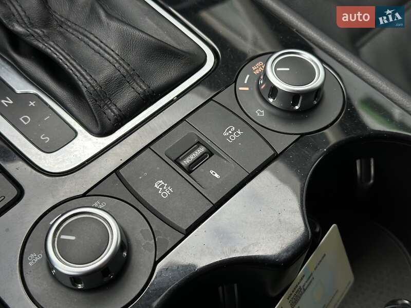 Позашляховик / Кросовер Volkswagen Touareg 2010 в Києві