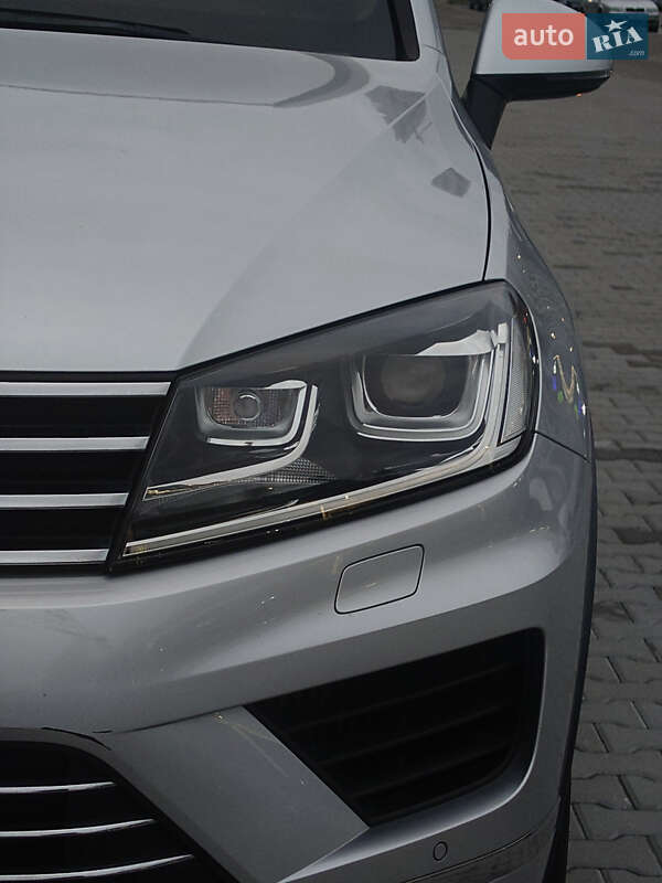 Внедорожник / Кроссовер Volkswagen Touareg 2015 в Киеве