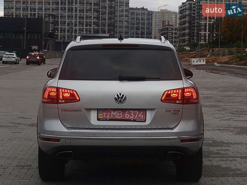 Внедорожник / Кроссовер Volkswagen Touareg 2015 в Киеве