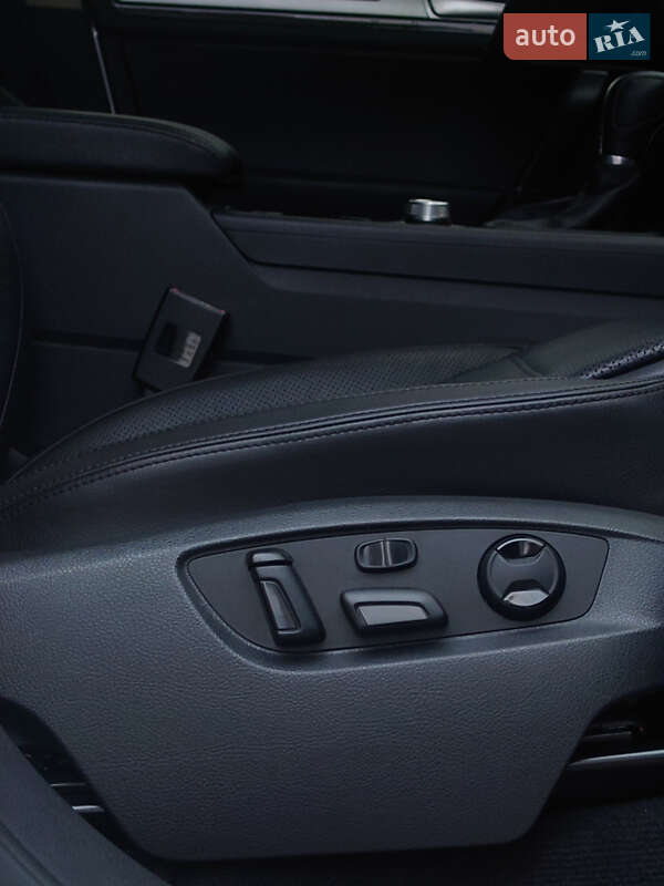 Внедорожник / Кроссовер Volkswagen Touareg 2015 в Киеве
