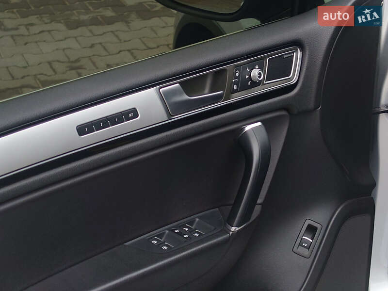 Внедорожник / Кроссовер Volkswagen Touareg 2015 в Киеве