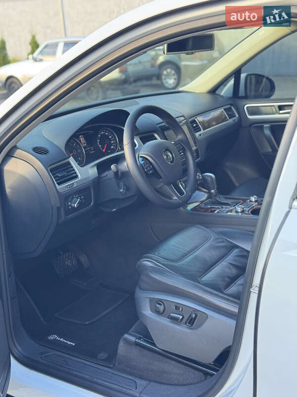 Внедорожник / Кроссовер Volkswagen Touareg 2014 в Киеве