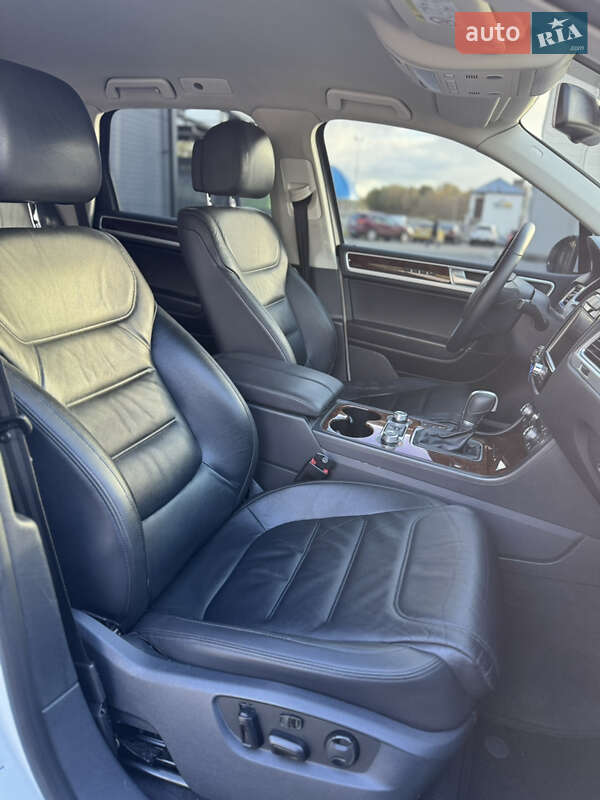 Внедорожник / Кроссовер Volkswagen Touareg 2014 в Киеве