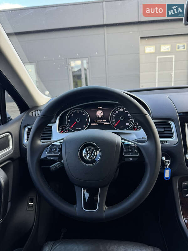 Внедорожник / Кроссовер Volkswagen Touareg 2014 в Киеве