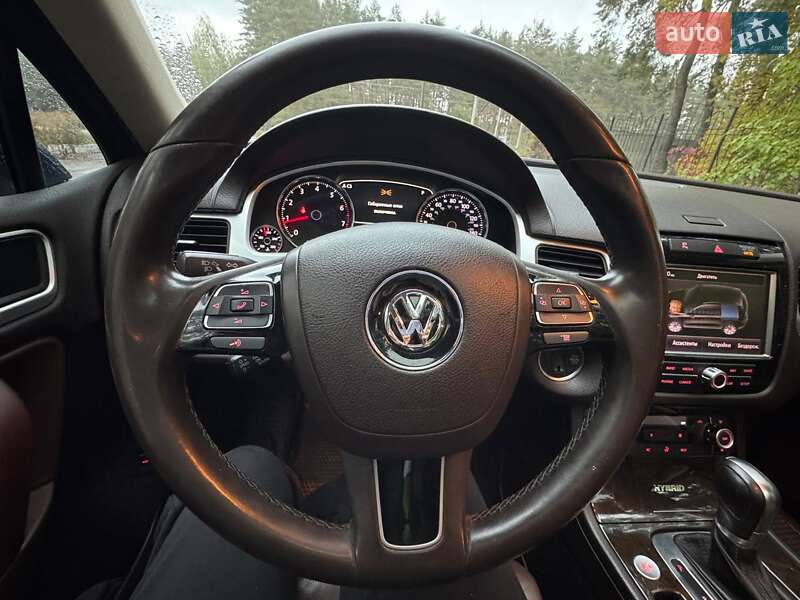 Внедорожник / Кроссовер Volkswagen Touareg 2013 в Полтаве