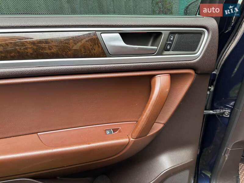 Внедорожник / Кроссовер Volkswagen Touareg 2013 в Полтаве