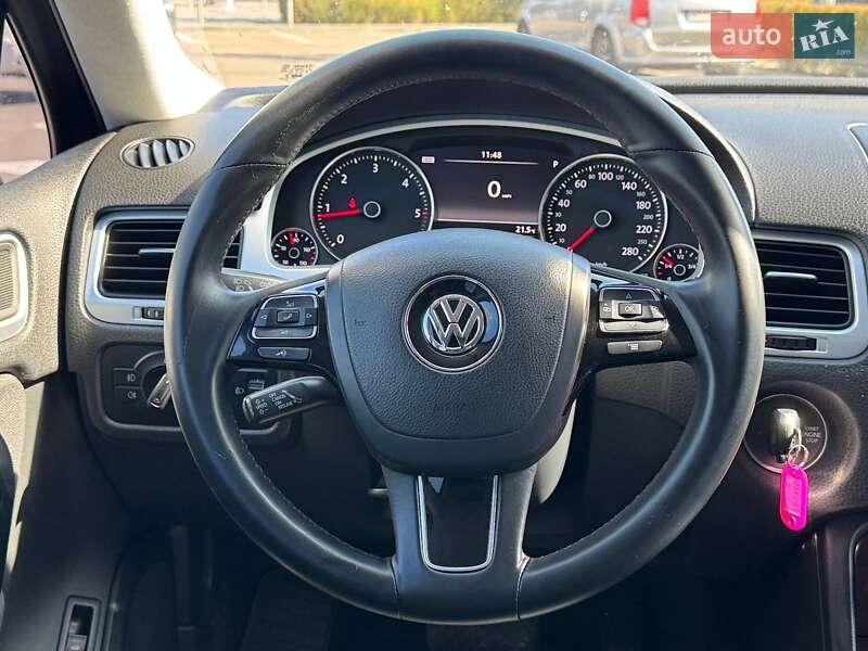 Внедорожник / Кроссовер Volkswagen Touareg 2012 в Киеве