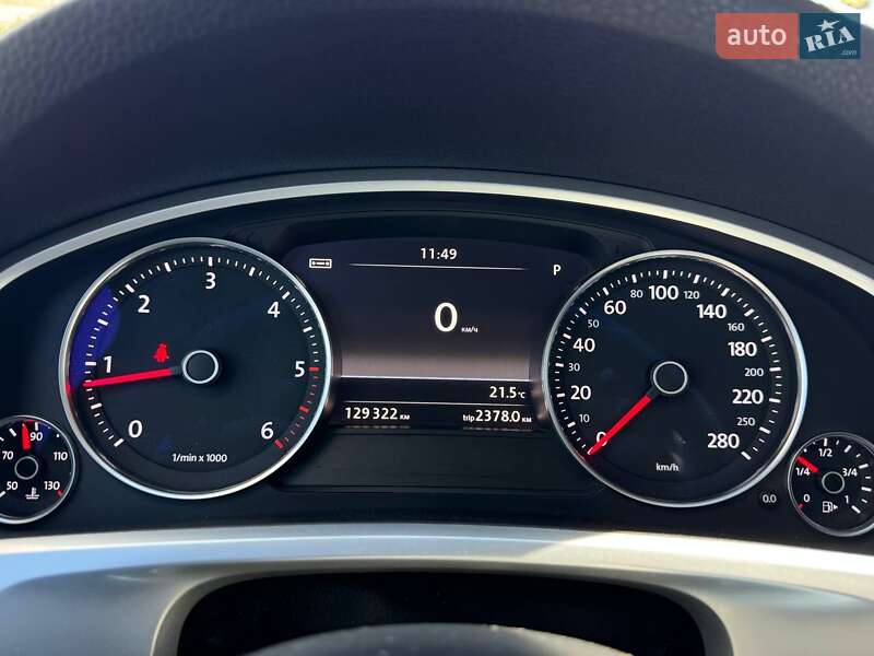 Внедорожник / Кроссовер Volkswagen Touareg 2012 в Киеве