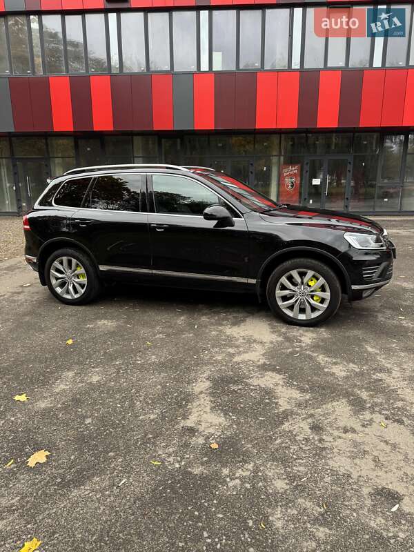 Внедорожник / Кроссовер Volkswagen Touareg 2015 в Ровно