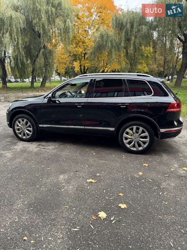 Внедорожник / Кроссовер Volkswagen Touareg 2015 в Ровно