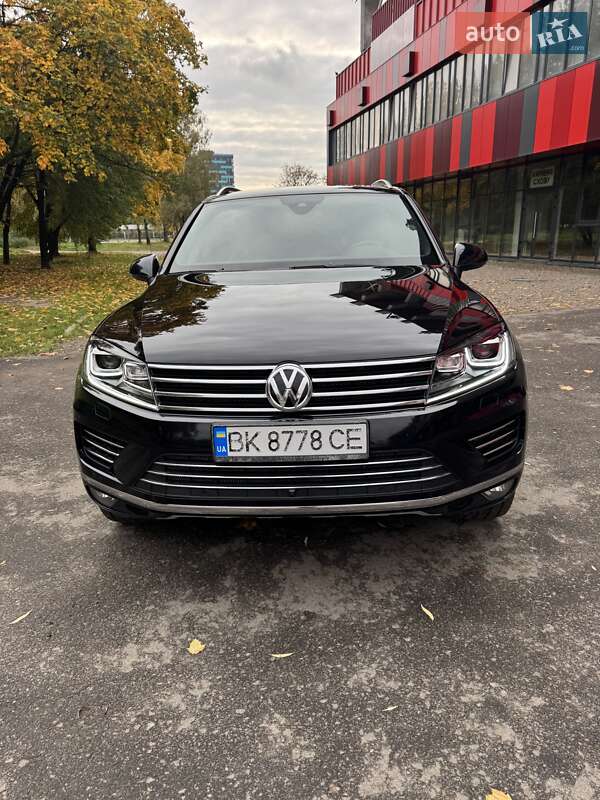 Внедорожник / Кроссовер Volkswagen Touareg 2015 в Ровно