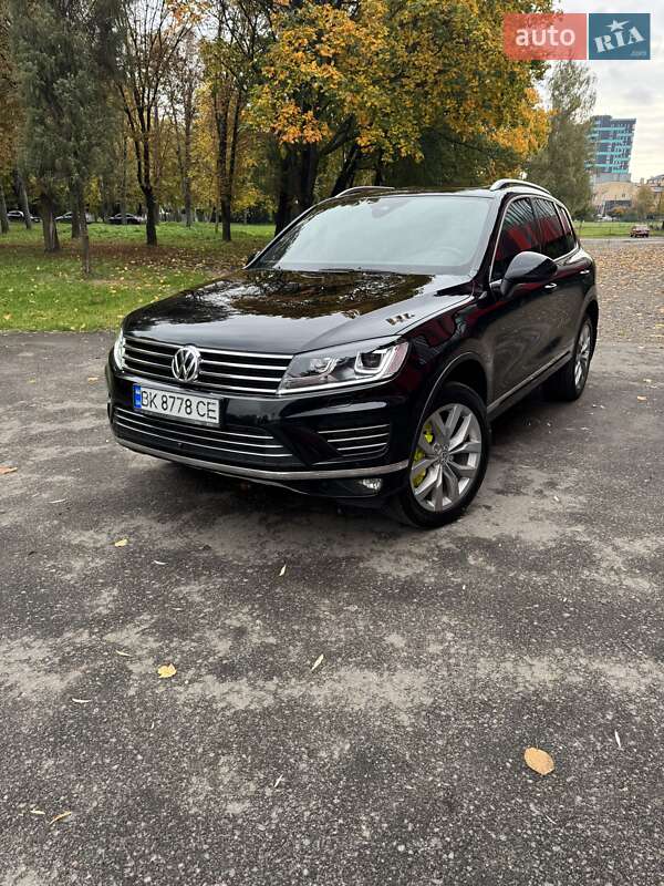 Внедорожник / Кроссовер Volkswagen Touareg 2015 в Ровно