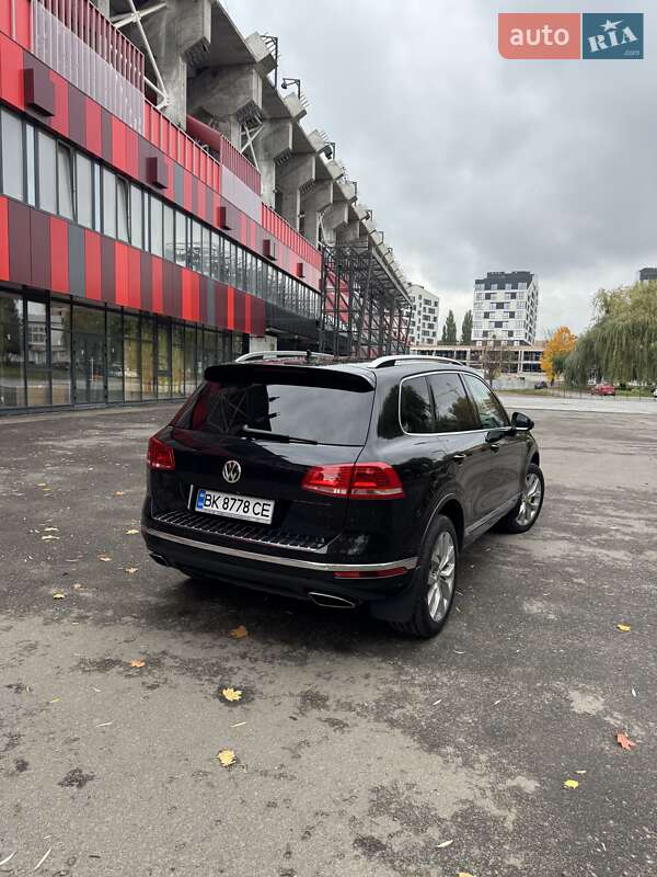 Внедорожник / Кроссовер Volkswagen Touareg 2015 в Ровно