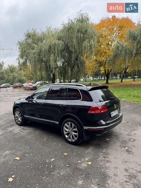 Внедорожник / Кроссовер Volkswagen Touareg 2015 в Ровно