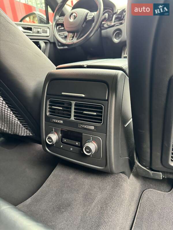 Внедорожник / Кроссовер Volkswagen Touareg 2015 в Ровно