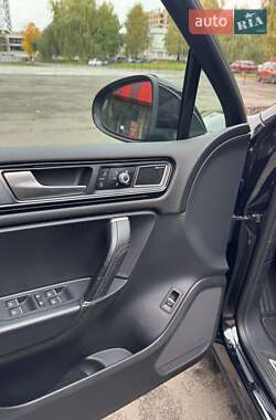 Внедорожник / Кроссовер Volkswagen Touareg 2015 в 
