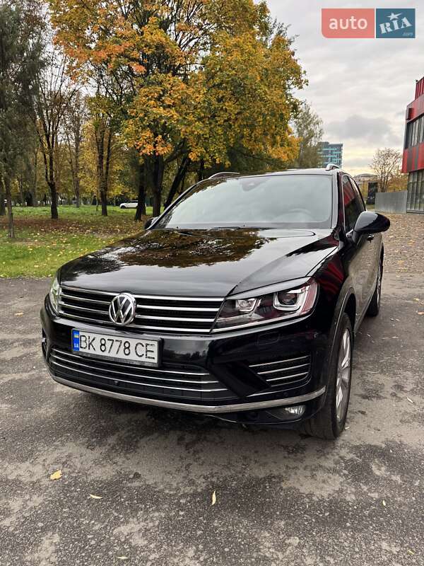 Внедорожник / Кроссовер Volkswagen Touareg 2015 в Ровно