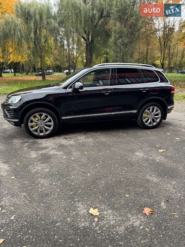 Внедорожник / Кроссовер Volkswagen Touareg 2015 в Ровно