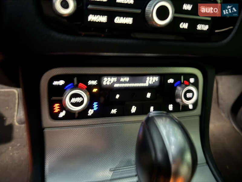 Позашляховик / Кросовер Volkswagen Touareg 2017 в Києві