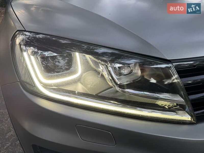 Позашляховик / Кросовер Volkswagen Touareg 2017 в Києві