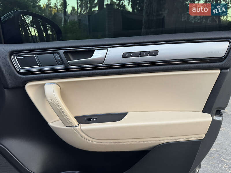 Позашляховик / Кросовер Volkswagen Touareg 2017 в Києві