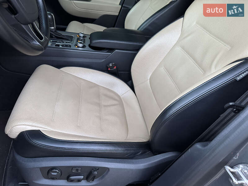 Позашляховик / Кросовер Volkswagen Touareg 2017 в Києві