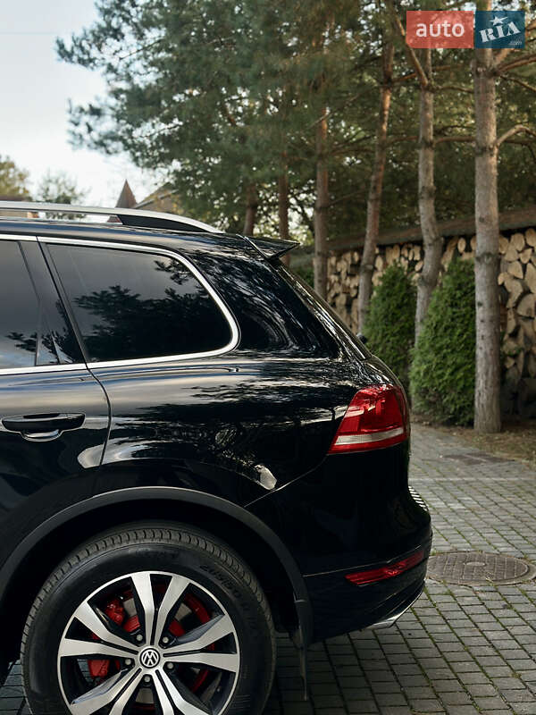 Внедорожник / Кроссовер Volkswagen Touareg 2011 в Черновцах