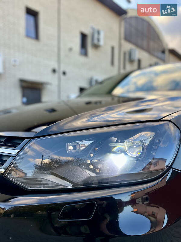 Внедорожник / Кроссовер Volkswagen Touareg 2011 в Черновцах