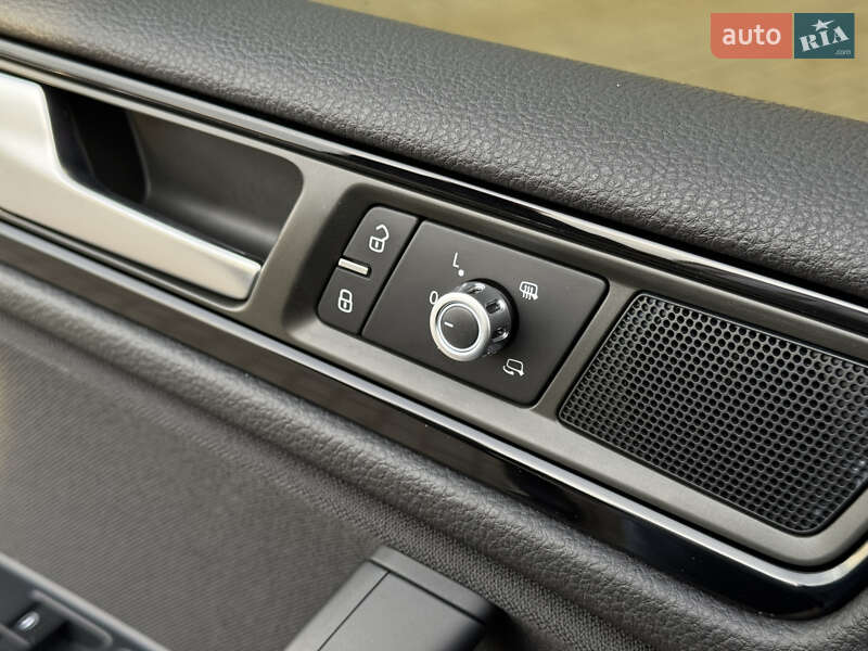 Внедорожник / Кроссовер Volkswagen Touareg 2014 в Мукачево