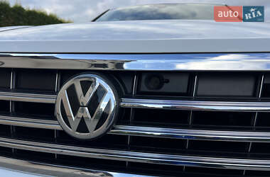 Внедорожник / Кроссовер Volkswagen Touareg 2019 в 