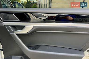 Внедорожник / Кроссовер Volkswagen Touareg 2019 в 