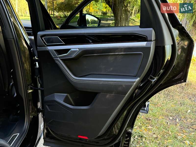 Позашляховик / Кросовер Volkswagen Touareg 2020 в Рівному