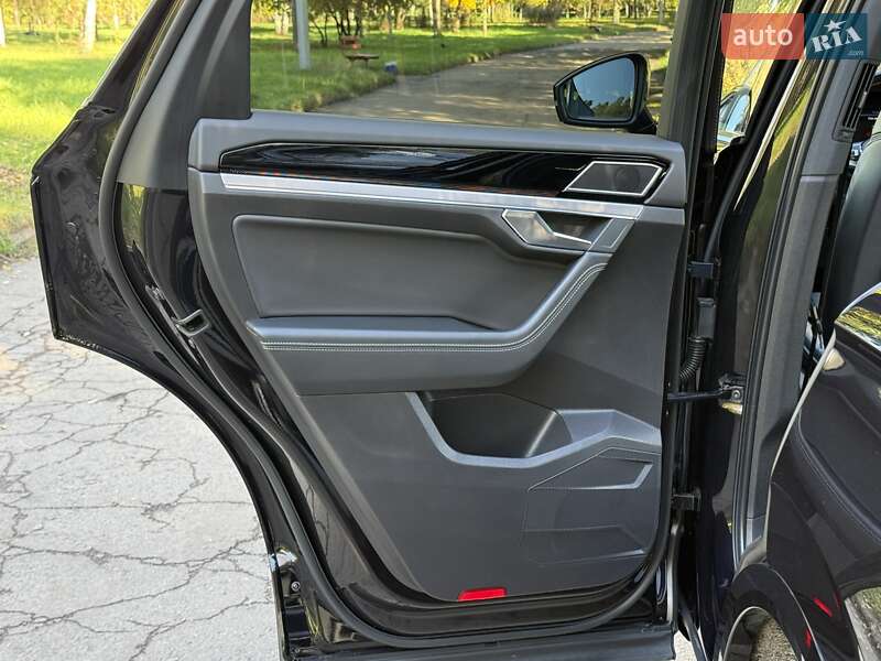 Позашляховик / Кросовер Volkswagen Touareg 2020 в Рівному