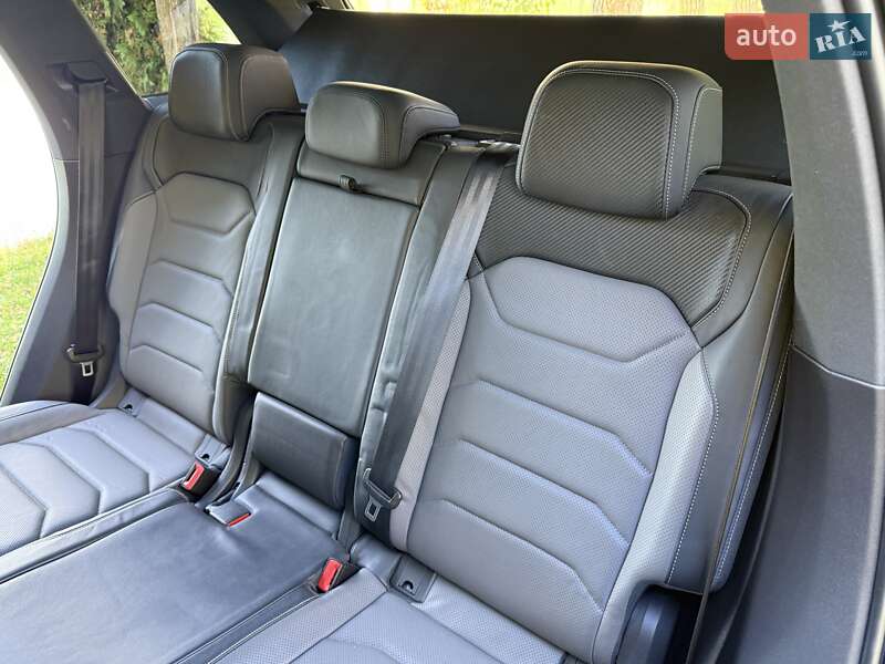 Позашляховик / Кросовер Volkswagen Touareg 2020 в Рівному