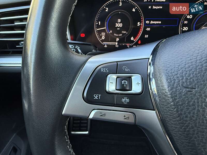 Позашляховик / Кросовер Volkswagen Touareg 2020 в Рівному