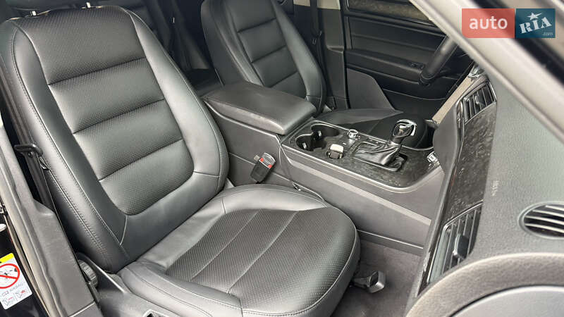 Внедорожник / Кроссовер Volkswagen Touareg 2012 в Звенигородке