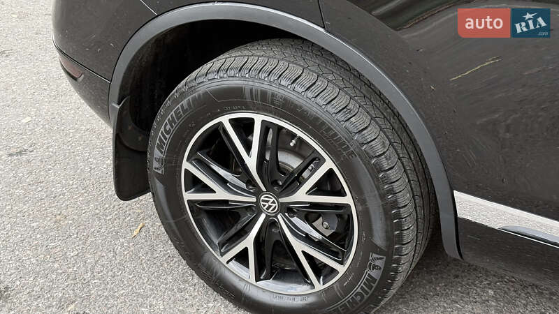 Внедорожник / Кроссовер Volkswagen Touareg 2012 в Звенигородке