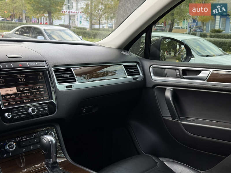 Внедорожник / Кроссовер Volkswagen Touareg 2016 в Николаеве