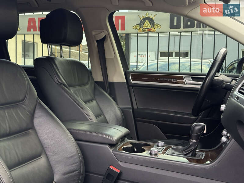 Внедорожник / Кроссовер Volkswagen Touareg 2016 в Николаеве