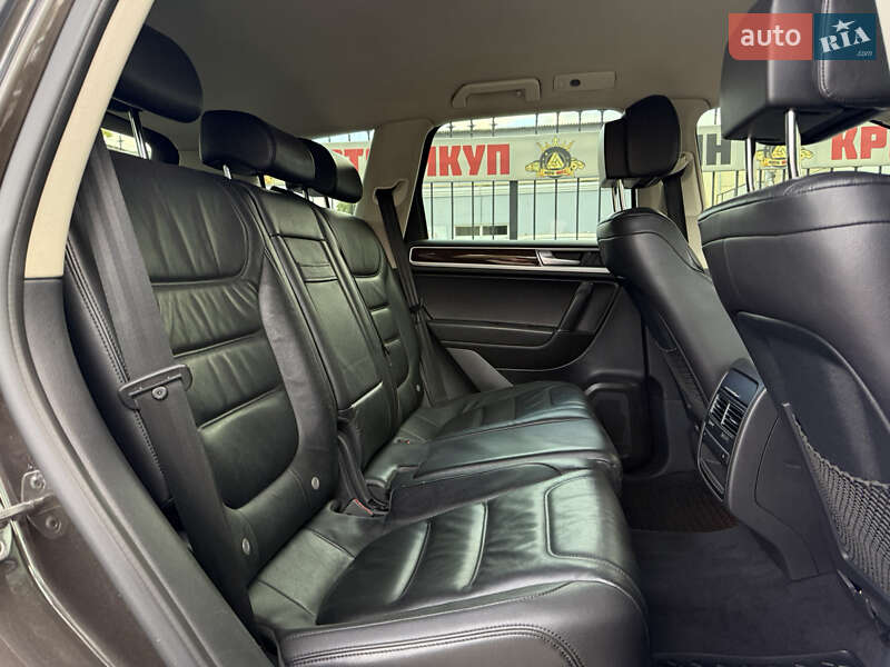 Внедорожник / Кроссовер Volkswagen Touareg 2016 в Николаеве