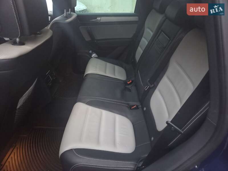 Внедорожник / Кроссовер Volkswagen Touareg 2016 в Киеве