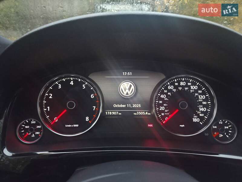 Внедорожник / Кроссовер Volkswagen Touareg 2016 в Киеве