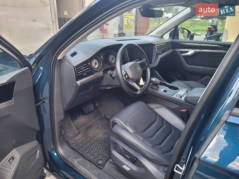 Внедорожник / Кроссовер Volkswagen Touareg 2020 в Киеве