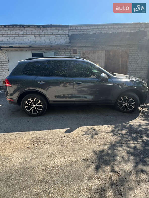 Позашляховик / Кросовер Volkswagen Touareg 2015 в Запоріжжі