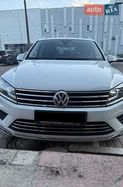 Позашляховик / Кросовер Volkswagen Touareg 2014 в Чернівцях