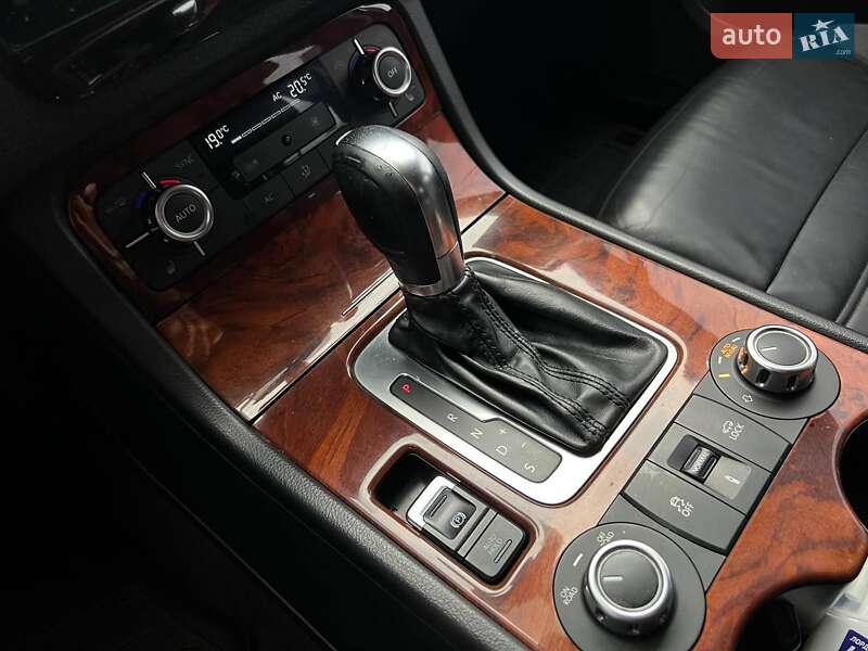 Позашляховик / Кросовер Volkswagen Touareg 2012 в Києві