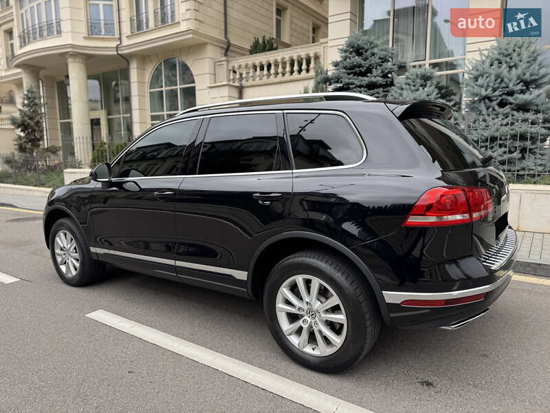 Позашляховик / Кросовер Volkswagen Touareg 2016 в Києві